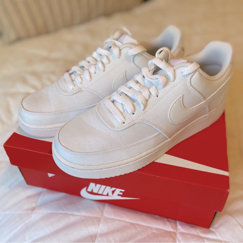 NIKE *NEVER WORN* Court Vision Low Sneaker